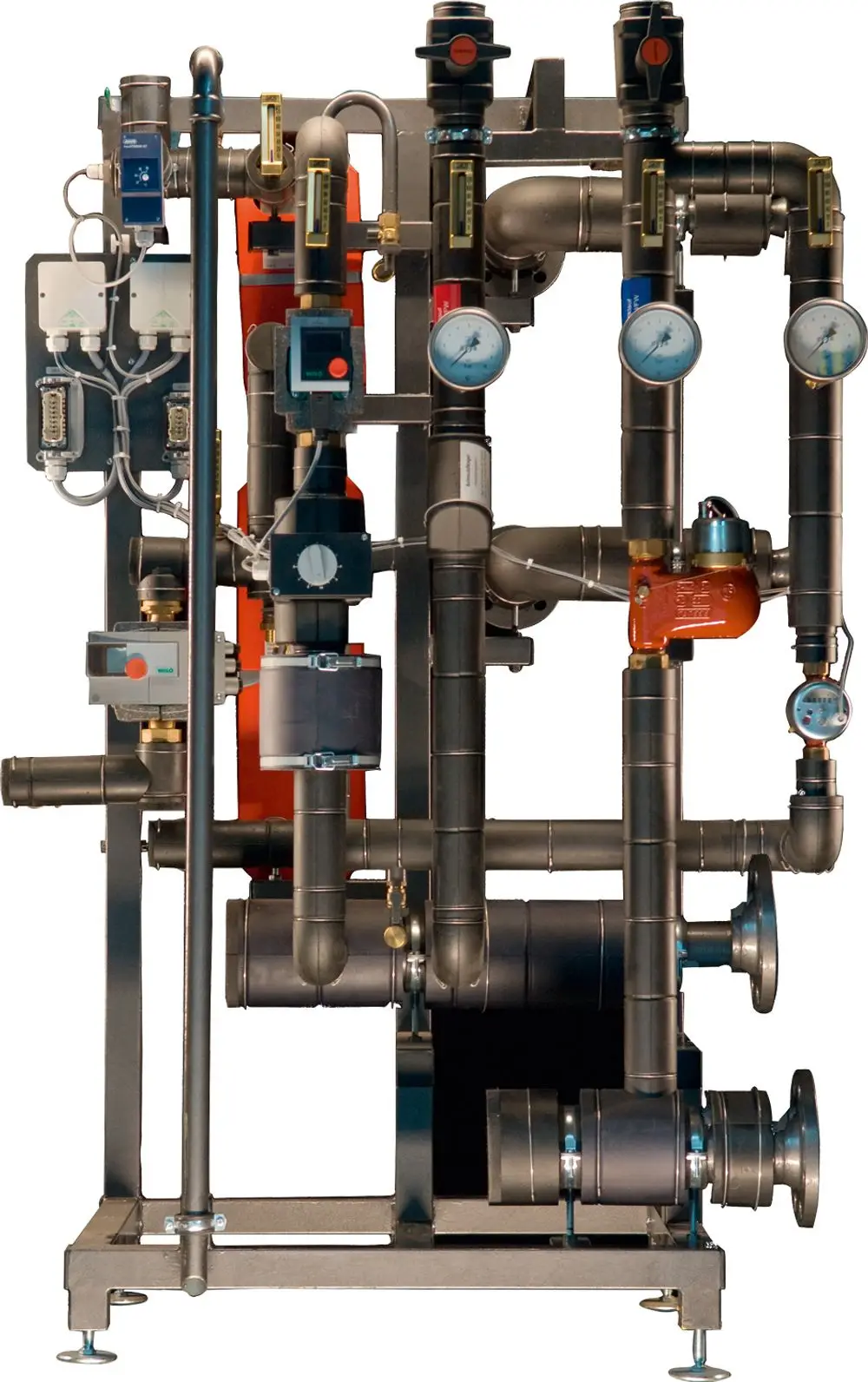 Modul von Bosch mit mehreren Rohrleitungen, Ventilen und Druckmessgeräten, zur Verwendung in einem Heizsystem. Übersichtliche Anordnung auf einem stabilen Rahmen.